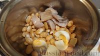 Фото приготовления рецепта: Закусочные профитроли с сельдью и фасолью - шаг №14