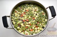 Фото приготовления рецепта: Суп со стручковой фасолью, цукини и фрикадельками - шаг №13