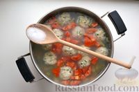 Фото приготовления рецепта: Суп со стручковой фасолью, цукини и фрикадельками - шаг №17