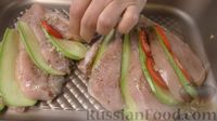 Фото приготовления рецепта: "Веер" из куриного филе с кабачками, помидорами и сыром (в духовке) - шаг №3