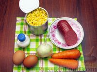 Фото приготовления рецепта: Салат с колбасой, морковью, кукурузой и яйцами - шаг №1