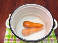 Фото приготовления рецепта: Салат с колбасой, морковью, кукурузой и яйцами - шаг №2
