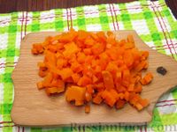 Фото приготовления рецепта: Салат с колбасой, морковью, кукурузой и яйцами - шаг №7