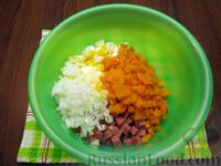Фото приготовления рецепта: Салат с колбасой, морковью, кукурузой и яйцами - шаг №8