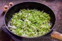Фото приготовления рецепта: Слоёные пирожки с брокколи и сыром (в духовке) - шаг №6