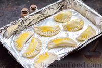 Фото приготовления рецепта: Слоёные пирожки с брокколи и сыром (в духовке) - шаг №12