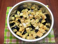 Фото приготовления рецепта: Баклажаны, тушенные с помидорами и оливками - шаг №3