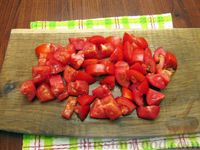 Фото приготовления рецепта: Баклажаны, тушенные с помидорами и оливками - шаг №6