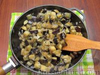 Фото приготовления рецепта: Баклажаны, тушенные с помидорами и оливками - шаг №10