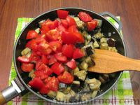 Фото приготовления рецепта: Баклажаны, тушенные с помидорами и оливками - шаг №11