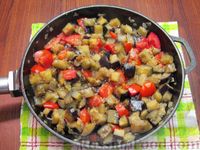 Фото приготовления рецепта: Баклажаны, тушенные с помидорами и оливками - шаг №12