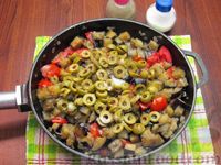 Фото приготовления рецепта: Баклажаны, тушенные с помидорами и оливками - шаг №13