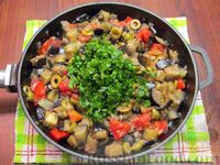 Фото приготовления рецепта: Баклажаны, тушенные с помидорами и оливками - шаг №16