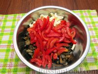 Фото приготовления рецепта: Салат с баклажанами, помидорами, орехами и брынзой - шаг №8