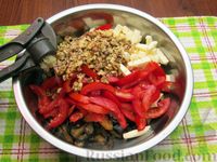 Фото приготовления рецепта: Салат с баклажанами, помидорами, орехами и брынзой - шаг №9