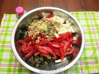 Фото приготовления рецепта: Салат с баклажанами, помидорами, орехами и брынзой - шаг №10