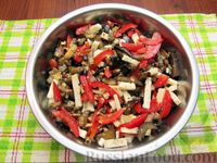 Фото приготовления рецепта: Салат с баклажанами, помидорами, орехами и брынзой - шаг №11