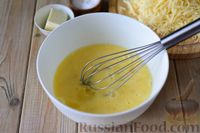 Фото приготовления рецепта: Сырный омлет в духовке - шаг №4