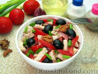 Фото к рецепту: Салат с курицей, помидорами, маслинами и грецкими орехами