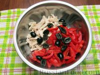 Фото приготовления рецепта: Салат с курицей, помидорами, маслинами и грецкими орехами - шаг №7