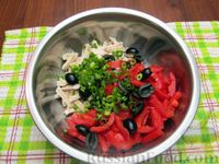 Фото приготовления рецепта: Салат с курицей, помидорами, маслинами и грецкими орехами - шаг №8