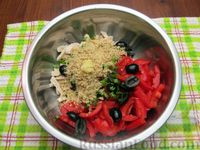 Фото приготовления рецепта: Салат с курицей, помидорами, маслинами и грецкими орехами - шаг №9