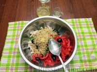 Фото приготовления рецепта: Салат с курицей, помидорами, маслинами и грецкими орехами - шаг №10