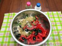 Фото приготовления рецепта: Салат с курицей, помидорами, маслинами и грецкими орехами - шаг №11