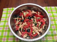 Фото приготовления рецепта: Салат с курицей, помидорами, маслинами и грецкими орехами - шаг №12