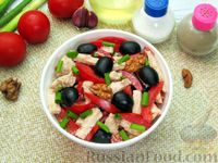 Фото приготовления рецепта: Салат с курицей, помидорами, маслинами и грецкими орехами - шаг №13
