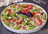 Фото к рецепту: Капустный салат с крыжовником, помидором и огурцом