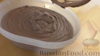 Фото приготовления рецепта: Мороженое из сливок и сгущёнки с орехами - шаг №4