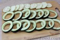 Фото приготовления рецепта: Жареные кольца баклажанов, фаршированные помидорами, ветчиной и сыром - шаг №2