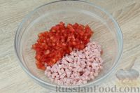 Фото приготовления рецепта: Жареные кольца баклажанов, фаршированные помидорами, ветчиной и сыром - шаг №4