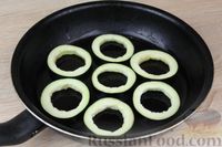 Фото приготовления рецепта: Жареные кольца баклажанов, фаршированные помидорами, ветчиной и сыром - шаг №10