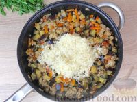 Фото приготовления рецепта: Баклажаны, тушенные с фаршем, рисом и помидорами - шаг №8