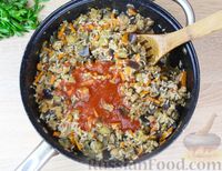 Фото приготовления рецепта: Баклажаны, тушенные с фаршем, рисом и помидорами - шаг №9