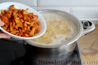 Фото приготовления рецепта: Суп с индейкой, лисичками и чечевицей - шаг №11