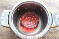 Фото приготовления рецепта: Компот из красной и чёрной смородины, крыжовника и малины - шаг №6
