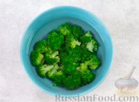 Фото приготовления рецепта: Салат с брокколи, помидорами, яйцами и луком - шаг №6