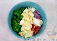 Фото приготовления рецепта: Салат с брокколи, помидорами, яйцами и луком - шаг №8