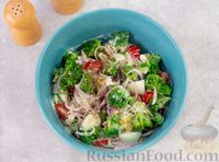 Фото приготовления рецепта: Салат с брокколи, помидорами, яйцами и луком - шаг №9