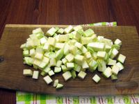 Фото приготовления рецепта: Гречка с кабачками, помидорами и грибами (на сковороде) - шаг №3