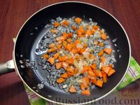 Фото приготовления рецепта: Гречка с кабачками, помидорами и грибами (на сковороде) - шаг №6