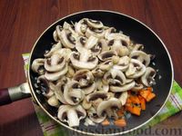 Фото приготовления рецепта: Гречка с кабачками, помидорами и грибами (на сковороде) - шаг №7