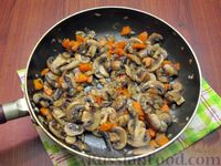 Фото приготовления рецепта: Гречка с кабачками, помидорами и грибами (на сковороде) - шаг №8