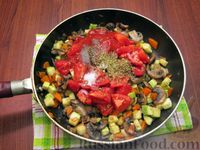 Фото приготовления рецепта: Гречка с кабачками, помидорами и грибами (на сковороде) - шаг №11