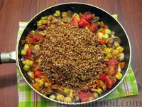 Фото приготовления рецепта: Гречка с кабачками, помидорами и грибами (на сковороде) - шаг №13