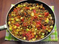 Фото приготовления рецепта: Гречка с кабачками, помидорами и грибами (на сковороде) - шаг №14