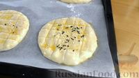 Фото приготовления рецепта: Лепёшки из дрожжевого теста, в духовке - шаг №8